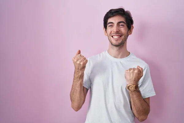 Νεαρός Ισπανόφωνος Στέκεται Πάνω Από Ροζ Φόντο Πολύ Χαρούμενος Και — Φωτογραφία Αρχείου