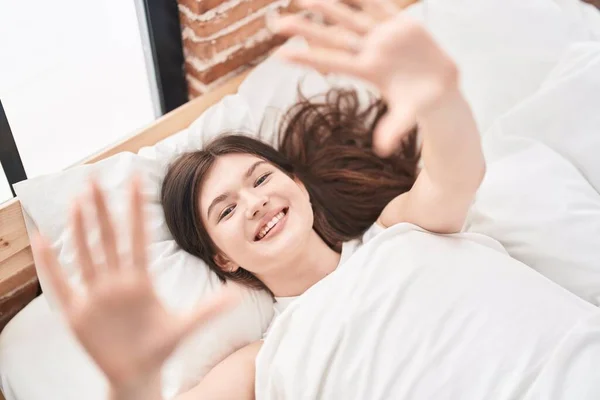 Ung Kaukasisk Kvinna Ler Säker Liggande Sängen Sovrummet — Stockfoto