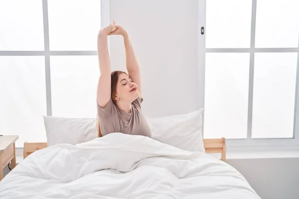 Jonge Roodharige Vrouw Wakker Stretching Armen Slaapkamer — Stockfoto