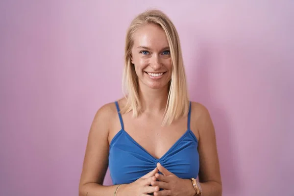 Genç Beyaz Kadın Pembe Arka Planda Ele Tutuşup Gülümseyerek Rahatça — Stok fotoğraf