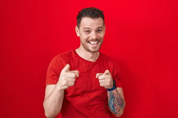 Kırmızı Arka Planda Duran Genç Spanyol Adam Mutlu Komik Yüzlü — Stok fotoğraf
