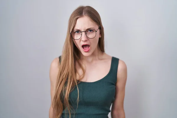 Young Caucasian Woman Standing White Background Angry Mad Screaming Frustrated — Foto de Stock