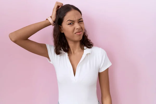 Mujer Hispana Joven Con Camiseta Blanca Casual Confundir Preguntarse Acerca —  Fotos de Stock