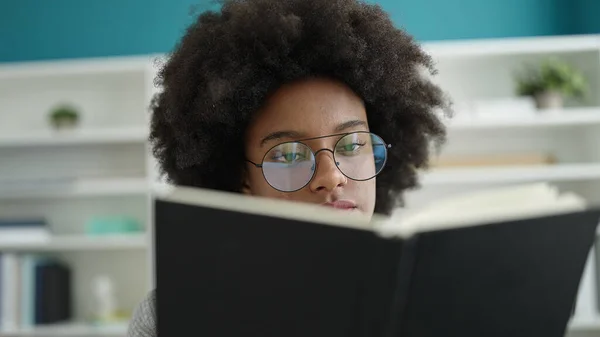 Afroamerikanische Studentin Liest Buch Der Universität — Stockfoto