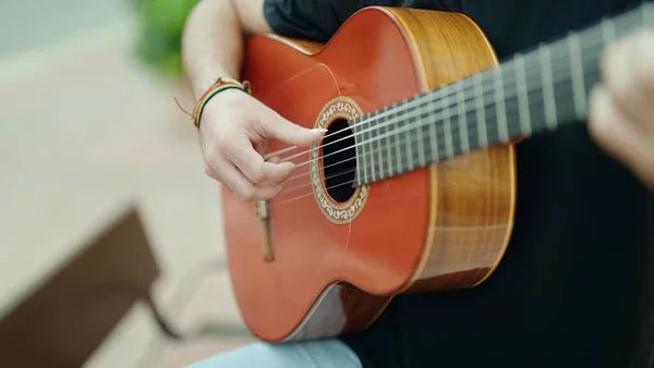 Молодий Іспаномовний Музикант Грає Класичній Гітарі Парку — стокове фото