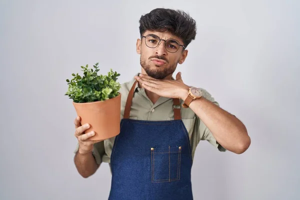 Homme Arabe Avec Barbe Tenant Pot Plantes Vertes Couper Gorge — Photo
