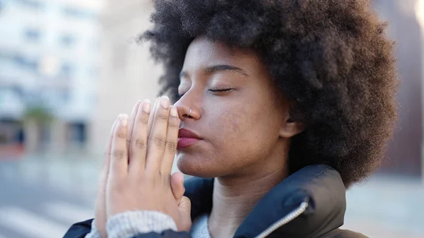 African American Woman Praying Closed Eyes Street — Foto de Stock