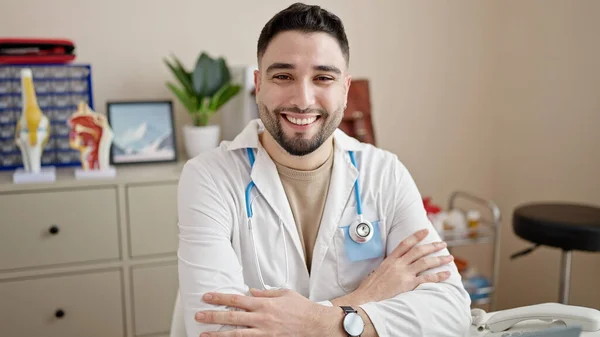Młody Arabski Człowiek Lekarz Uśmiechnięty Pewnie Siedzi Stole Klinice — Zdjęcie stockowe