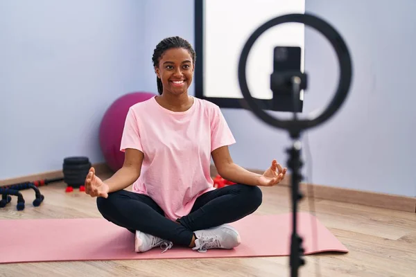 Mujer Afroamericana Sonriendo Confiada Teniendo Clase Yoga Línea Centro Deportivo — Foto de Stock