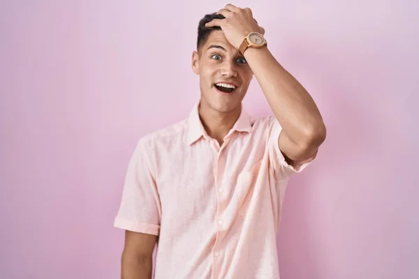 Homem Hispânico Jovem Sobre Fundo Rosa Surpreso Com Mão Cabeça — Fotografia de Stock