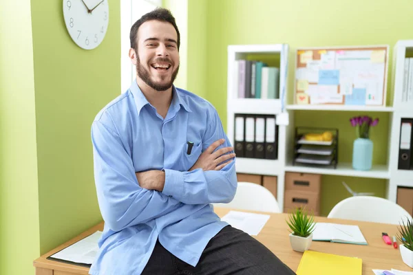 Jovem Hispânico Homem Empresário Sorrindo Confiante Sentado Mesa Com Braços — Fotografia de Stock