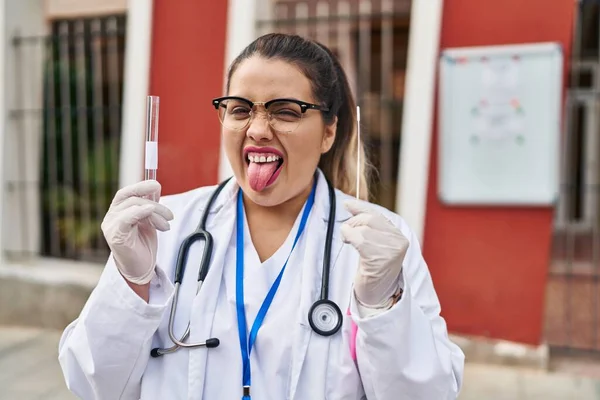 Junge Hispanische Ärztin Bei Coronavirus Infektion Nasentest Herausstreckende Zunge Glücklich — Stockfoto