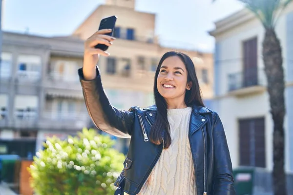 Молода Жінка Посміхається Впевнено Зробити Селфі Допомогою Смартфона Парку — стокове фото