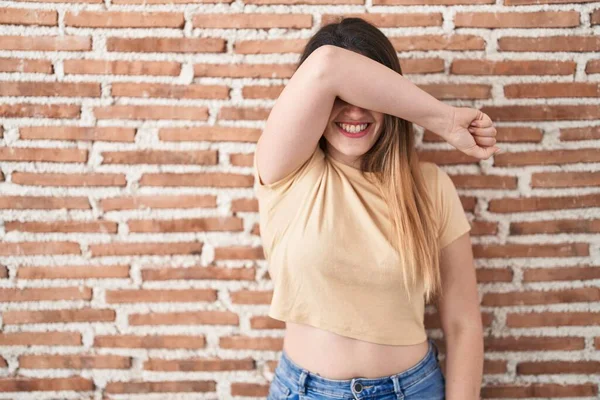 Jonge Brunette Vrouw Staat Bakstenen Muur Bedekt Ogen Met Een — Stockfoto