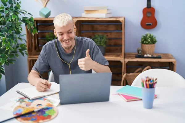 Jonge Blanke Man Tekening Doen Videogesprek Met Laptop Glimlachen Gelukkig — Stockfoto