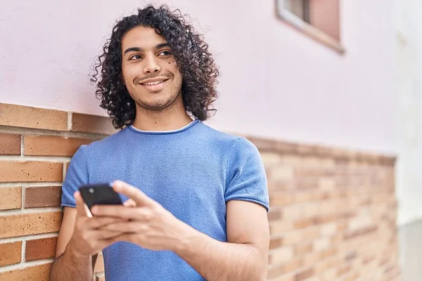 Νέοι Λατίνος Άνθρωπος Χαμογελά Αυτοπεποίθηση Χρησιμοποιώντας Smartphone Στο Δρόμο — Φωτογραφία Αρχείου