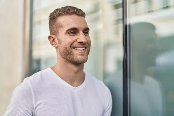 Young Caucasian Man Smiling Confident Looking Side Street — Stockfoto