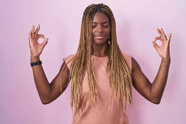 Африканская Американка Плетеными Волосами Розовом Фоне Расслаблена Улыбается Закрытыми Глазами — стоковое фото