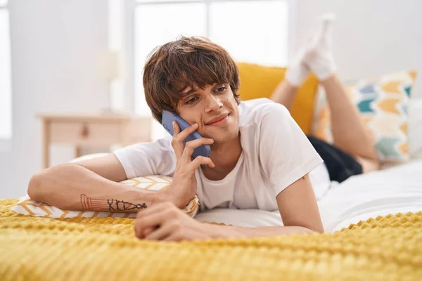 Молодой Блондин Разговаривающий Смартфону Лежит Кровати Спальне — стоковое фото
