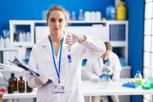 Mulher Loira Trabalhando Laboratório Cientistas Com Cara Irritada Sinal Negativo — Fotografia de Stock