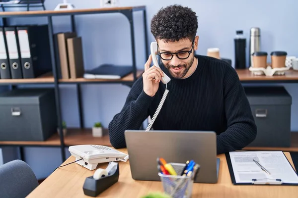 Fiatal Arab Férfi Üzletember Beszél Telefonon Dolgozik Irodában — Stock Fotó