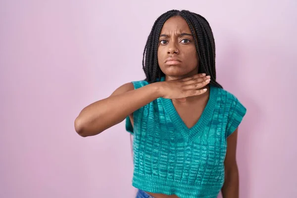 Jovem Afro Americano Com Tranças Sobre Fundo Rosa Cortando Garganta — Fotografia de Stock