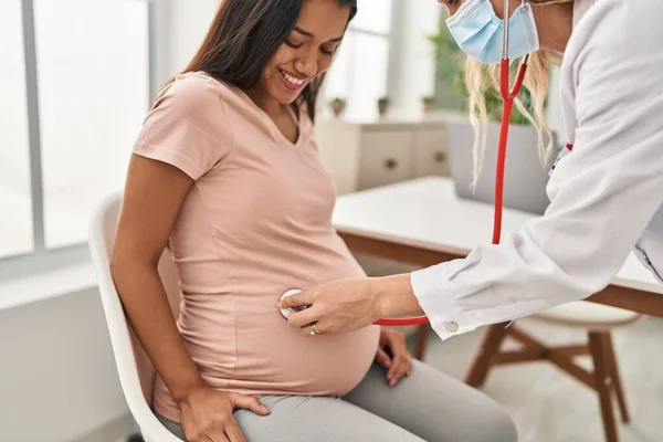 Mujer Latina Joven Embarazada Médico Auscultando Vientre Clínica — Foto de Stock