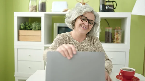 Middle Age Woman Grey Hair Using Laptop Sitting Table Home — ストック写真