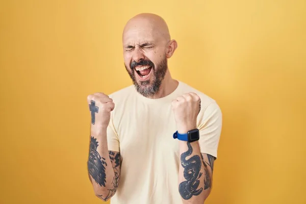 Spanyol Férfi Tetoválásokkal Áll Sárga Háttér Nagyon Boldog Izgatott Csinál — Stock Fotó