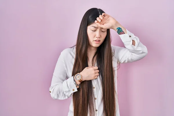 Chinese Young Woman Standing Pink Background Touching Forehead Illness Fever — ストック写真