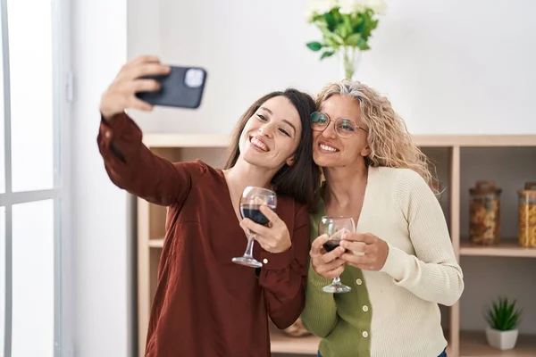 Dvě Ženy Matka Dcera Pití Vína Aby Selfie Smartphone Doma — Stock fotografie