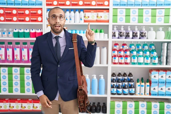 Hispanic Man Beard Working Salesman Pharmacy Drugstore Pointing Finger Successful — Stockfoto