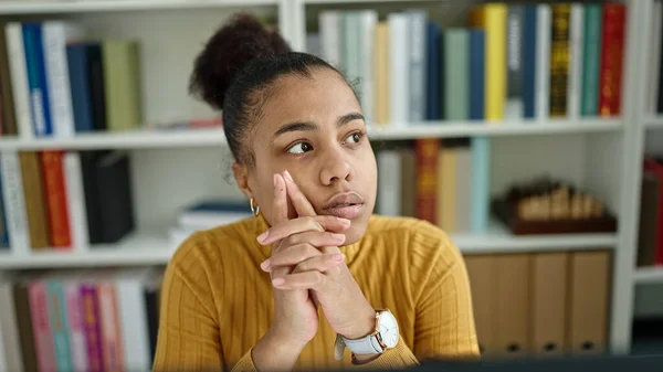 Giovane Studentessa Afroamericana Che Usa Computer Pensando Alla Biblioteca — Foto Stock