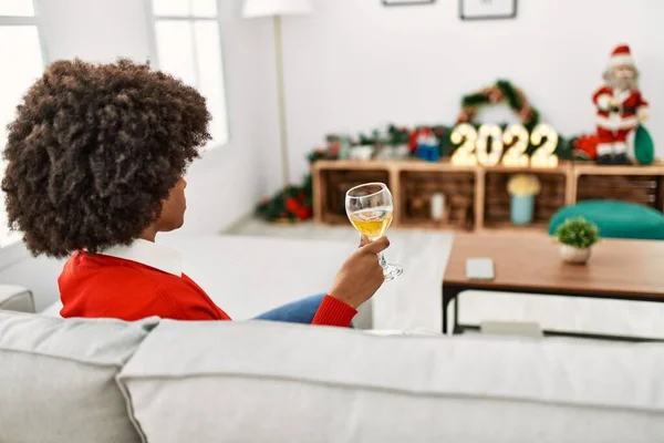 Jovem Afro Americana Brindar Com Vinho Sentado Decoração Natal Casa — Fotografia de Stock