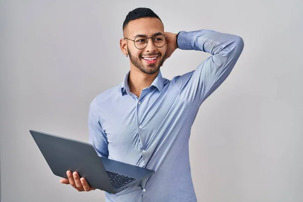 Jovem Hispânico Trabalhando Usando Laptop Computador Sorrindo Confiante Tocando Cabelo — Fotografia de Stock