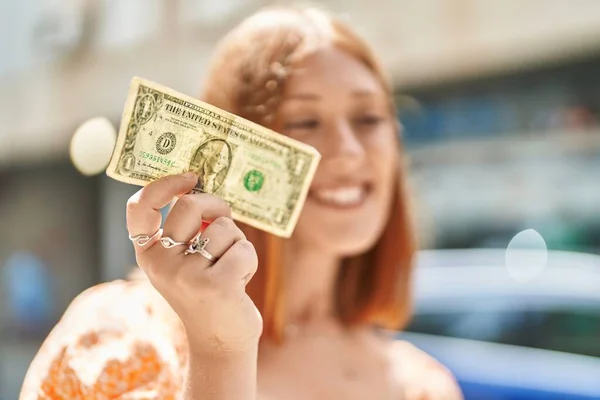 Junge Rothaarige Frau Lächelt Selbstbewusst Und Hält Dollar Auf Der — Stockfoto