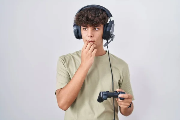 Hispanic Teenager Playing Video Game Holding Controller Looking Stressed Nervous — Stock Photo, Image