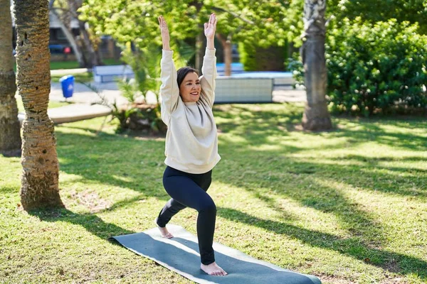 Middelbare Leeftijd Vrouw Glimlachend Zelfverzekerde Training Yoga Park — Stockfoto