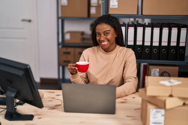 African American Γυναίκα Ecommerce Επιχειρηματίας Χρησιμοποιώντας Φορητό Υπολογιστή Πίνοντας Καφέ — Φωτογραφία Αρχείου