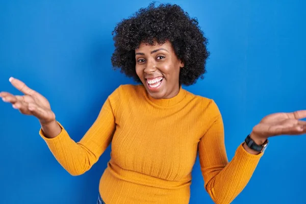 Mujer Negra Con Pelo Rizado Pie Sobre Fondo Azul Sonriendo — Foto de Stock
