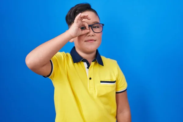 Молодой Латиноамериканец Стоящий Синем Фоне Улыбающийся Счастливый Делая Знак Рукой — стоковое фото