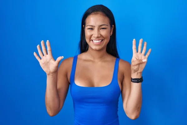 Hispanic Woman Standing Blue Background Showing Pointing Fingers Number Nine — Stockfoto