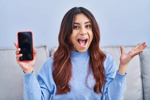 Mulher Jovem Hispânica Segurando Smartphone Mostrando Tela Branco Celebrando Vitória — Fotografia de Stock