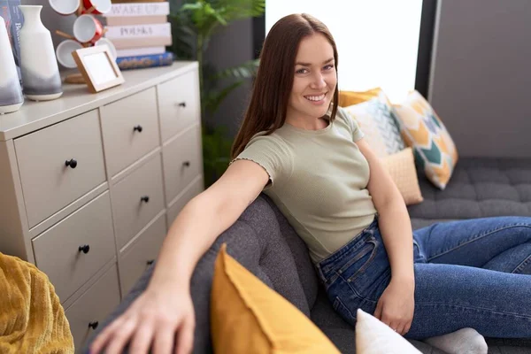 Joven Hermosa Mujer Sonriendo Confiado Sentado Sofá Casa — Foto de Stock