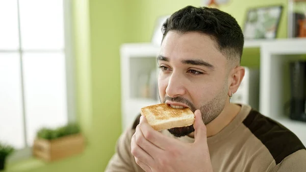 Jonge Arabier Man Eet Toast Zittend Tafel Thuis — Stockfoto