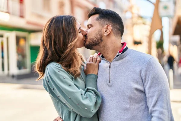 Homem Mulher Sorrindo Confiante Abraçando Uns Aos Outros Beijando Rua — Fotografia de Stock