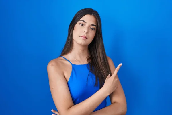 Mavi Arka Planda Dikilen Spanyol Kadın Ile Işaret Ediyor Reklamını — Stok fotoğraf