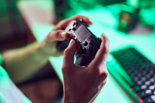 Νεαρός Ξανθός Άνθρωπος Streamer Παίζει Video Game Χρησιμοποιώντας Joystick Στο — Φωτογραφία Αρχείου