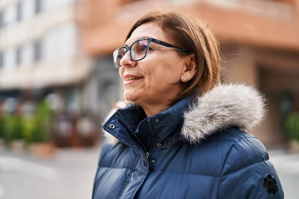 Mujer Mediana Edad Mirando Lado Con Gafas Calle —  Fotos de Stock
