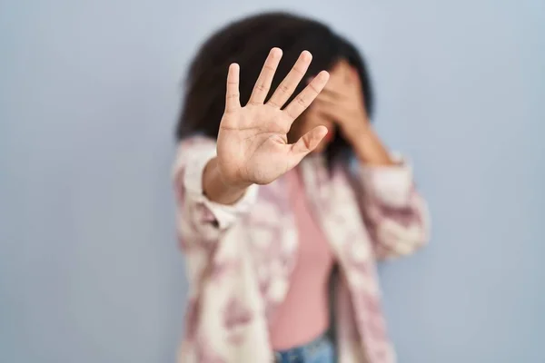 年轻的非洲裔美国女人站在蓝色的背景上 用手捂住眼睛 用悲伤和恐惧的表情做着停止的手势 尴尬和消极的概念 — 图库照片